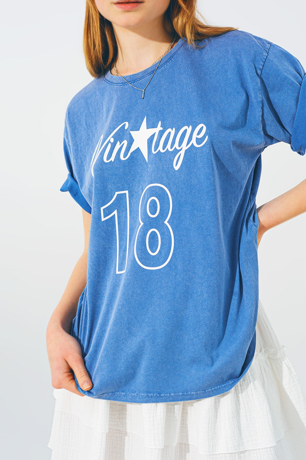 Camiseta con Texto Vintage 18 en Azul Q2