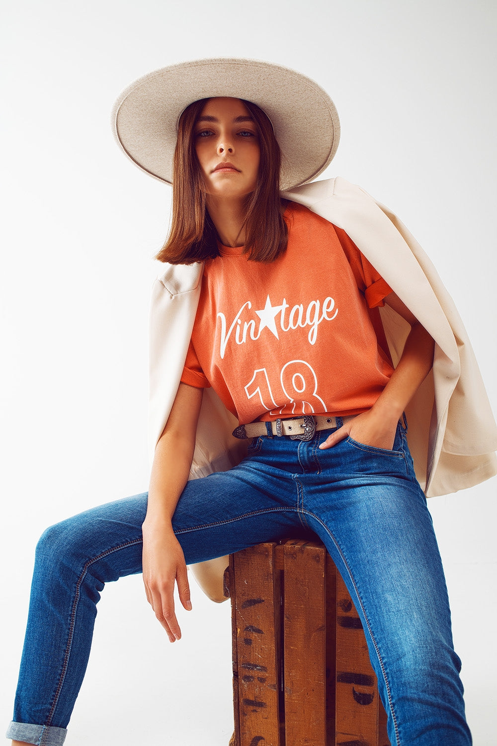 Q2 Camiseta con Texto Vintage 18 en naranja