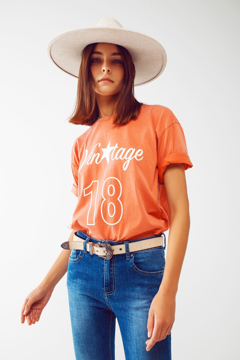 Camiseta con Texto Vintage 18 en naranja Q2