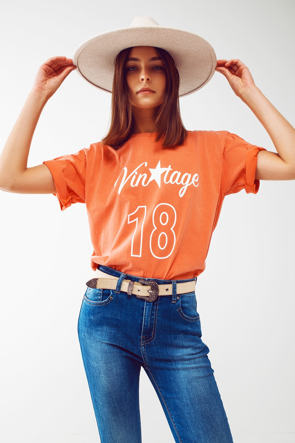 Camiseta con Texto Vintage 18 en naranja Q2