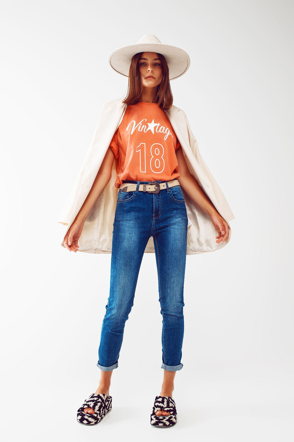 Camiseta con Texto Vintage 18 en naranja Q2