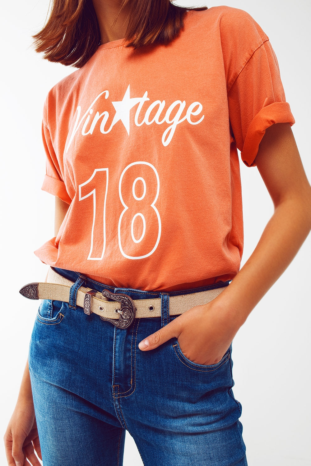 Camiseta con Texto Vintage 18 en naranja Q2