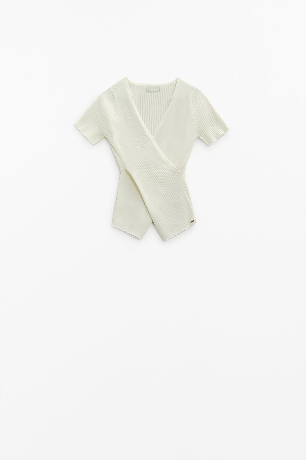 Camiseta crema con parte delantera cruzada y cuello en V Q2