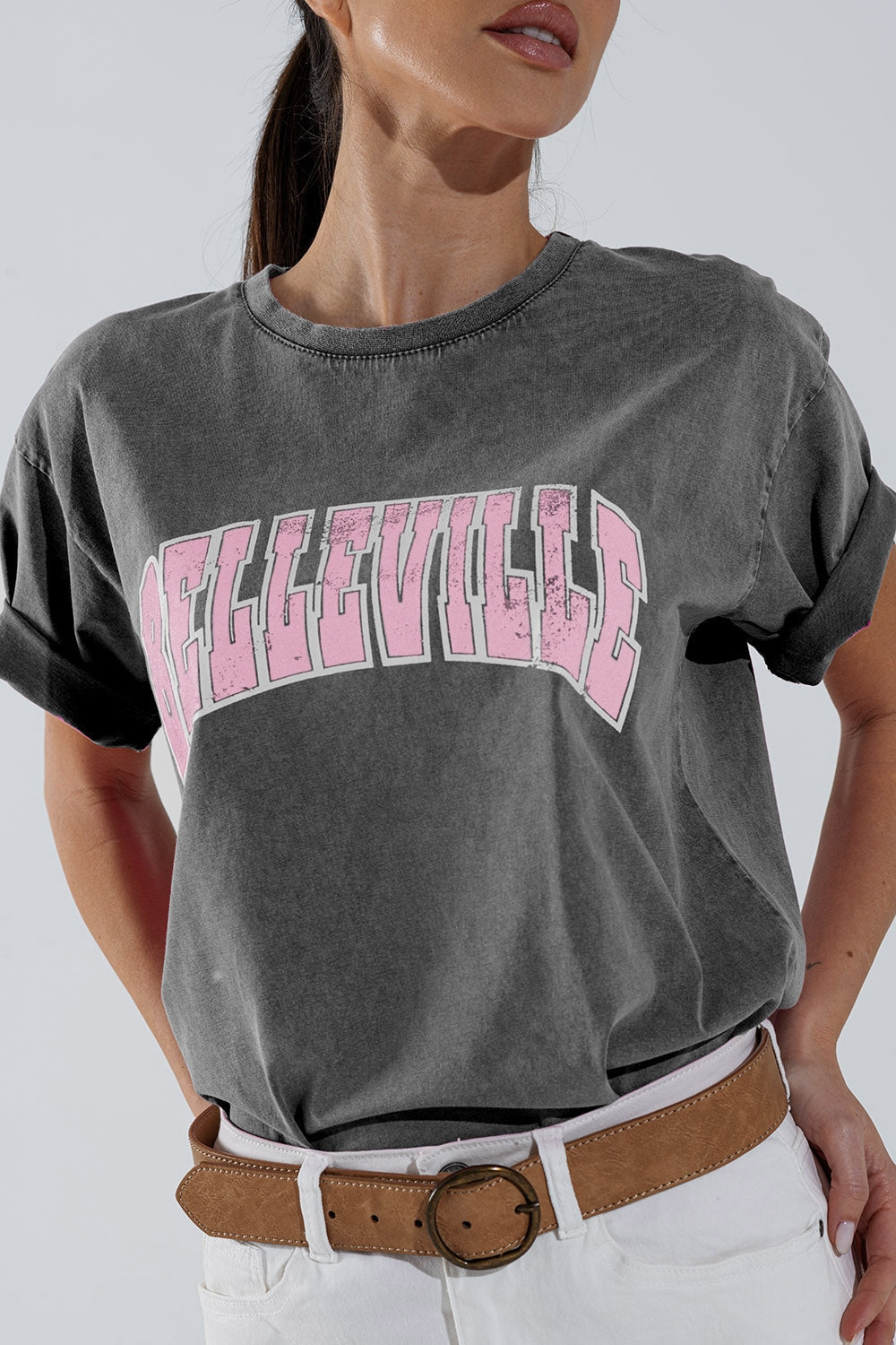 Camiseta cuello redondo gris con texto Belleville Q2