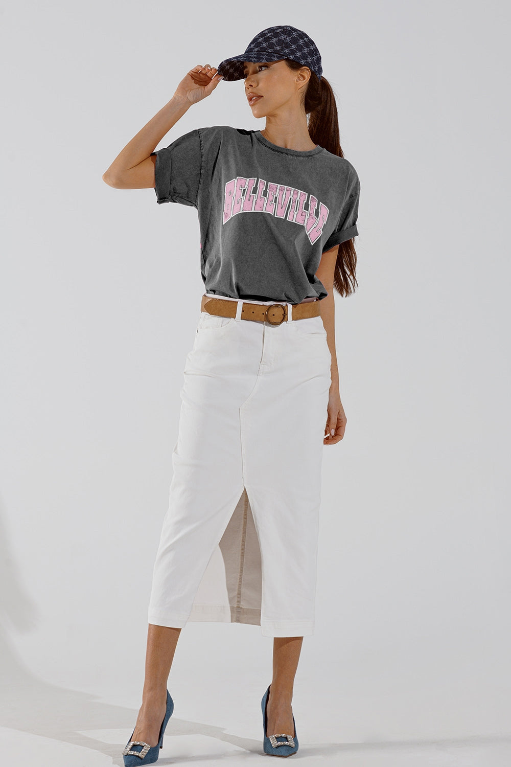 Camiseta cuello redondo gris con texto Belleville Q2