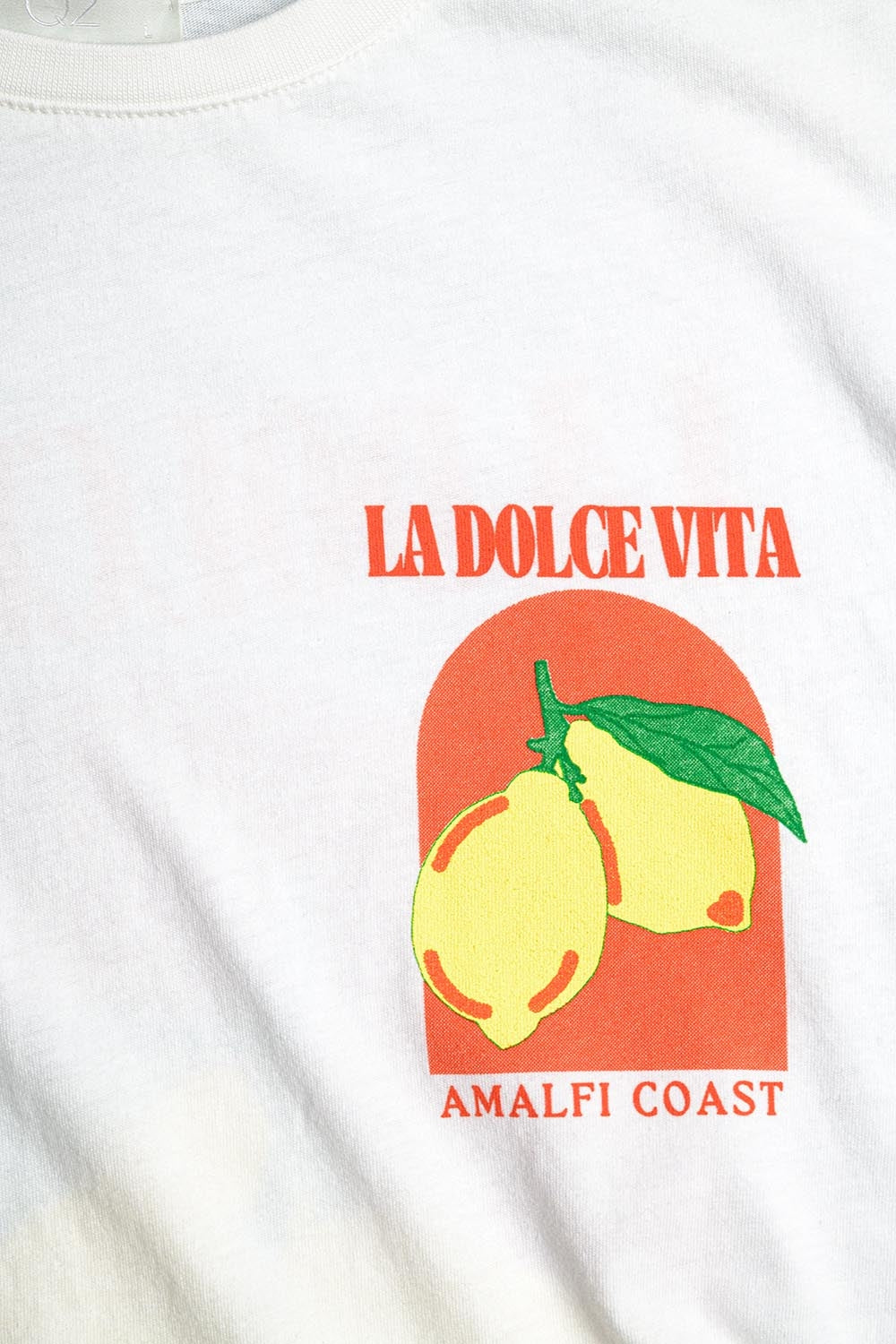 Camiseta de Corte Relajado con Estampado La Dolce Vita en Blanco Q2