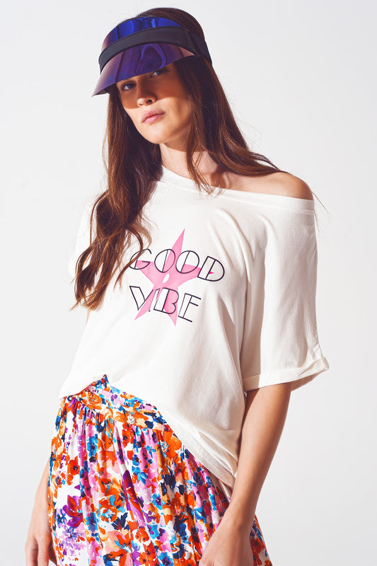 Q2 Camiseta de cuello de barco con texto Good Vibe en blanco y rosa