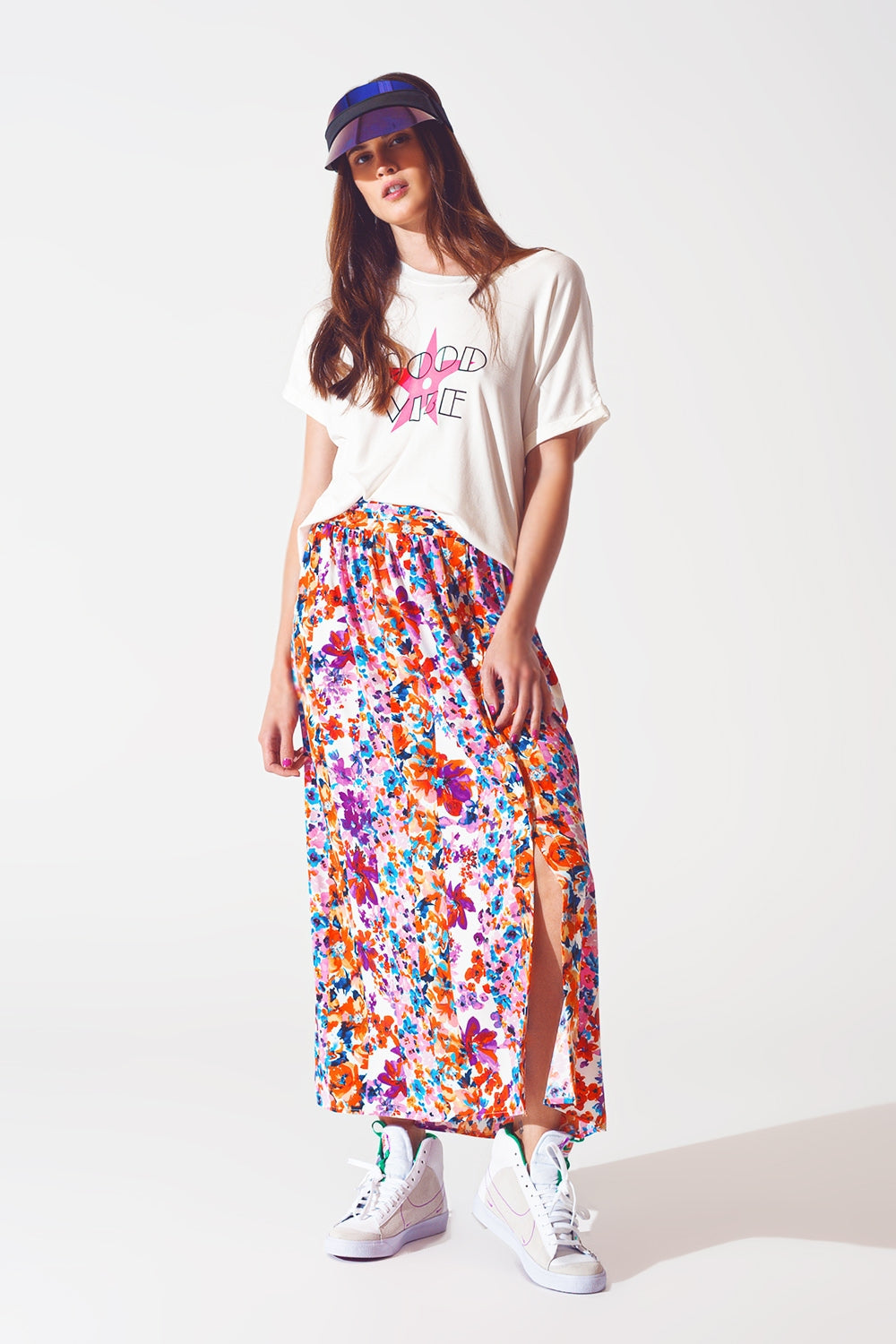 Camiseta de cuello de barco con texto Good Vibe en blanco y rosa Q2