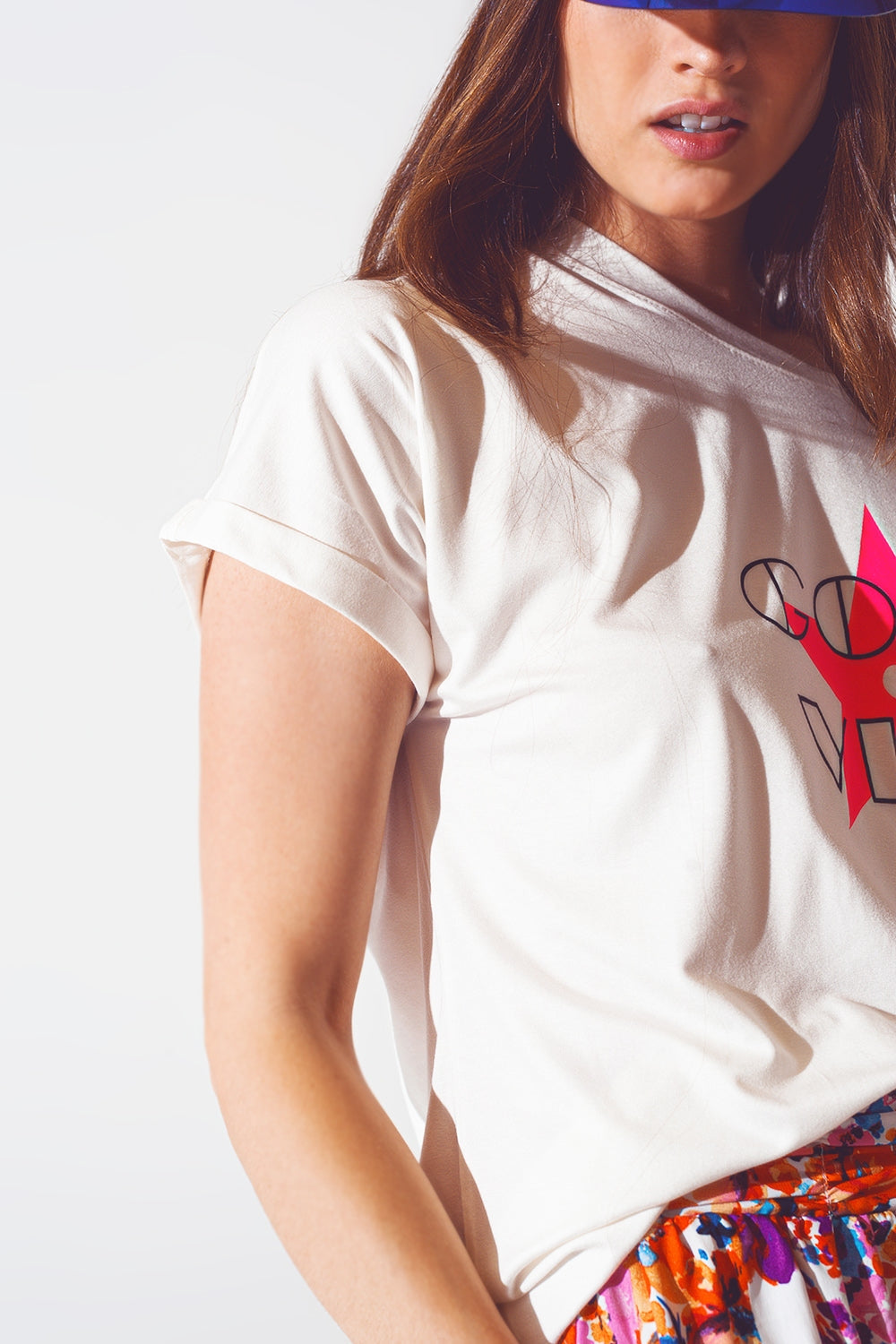 Camiseta de cuello de barco con texto Good Vibe en blanco y rosa Q2