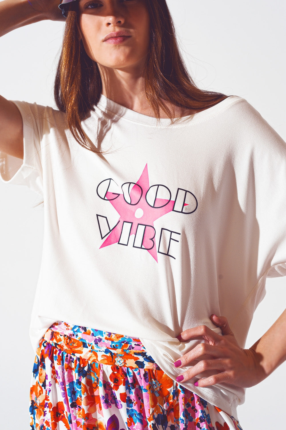 Camiseta de cuello de barco con texto Good Vibe en blanco y rosa Q2