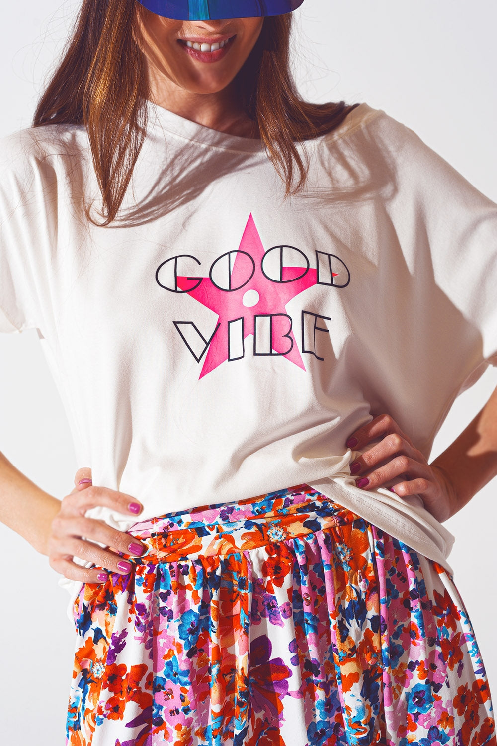 Camiseta de cuello de barco con texto Good Vibe en blanco y rosa Q2
