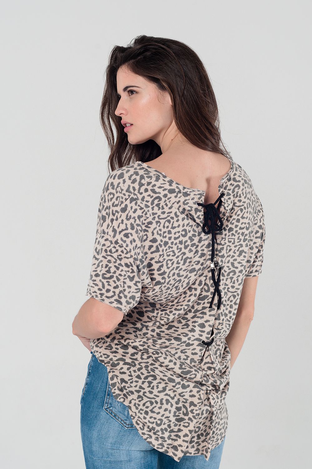 Camiseta de leopardo rosa con detalle de cordones en la espalda Q2