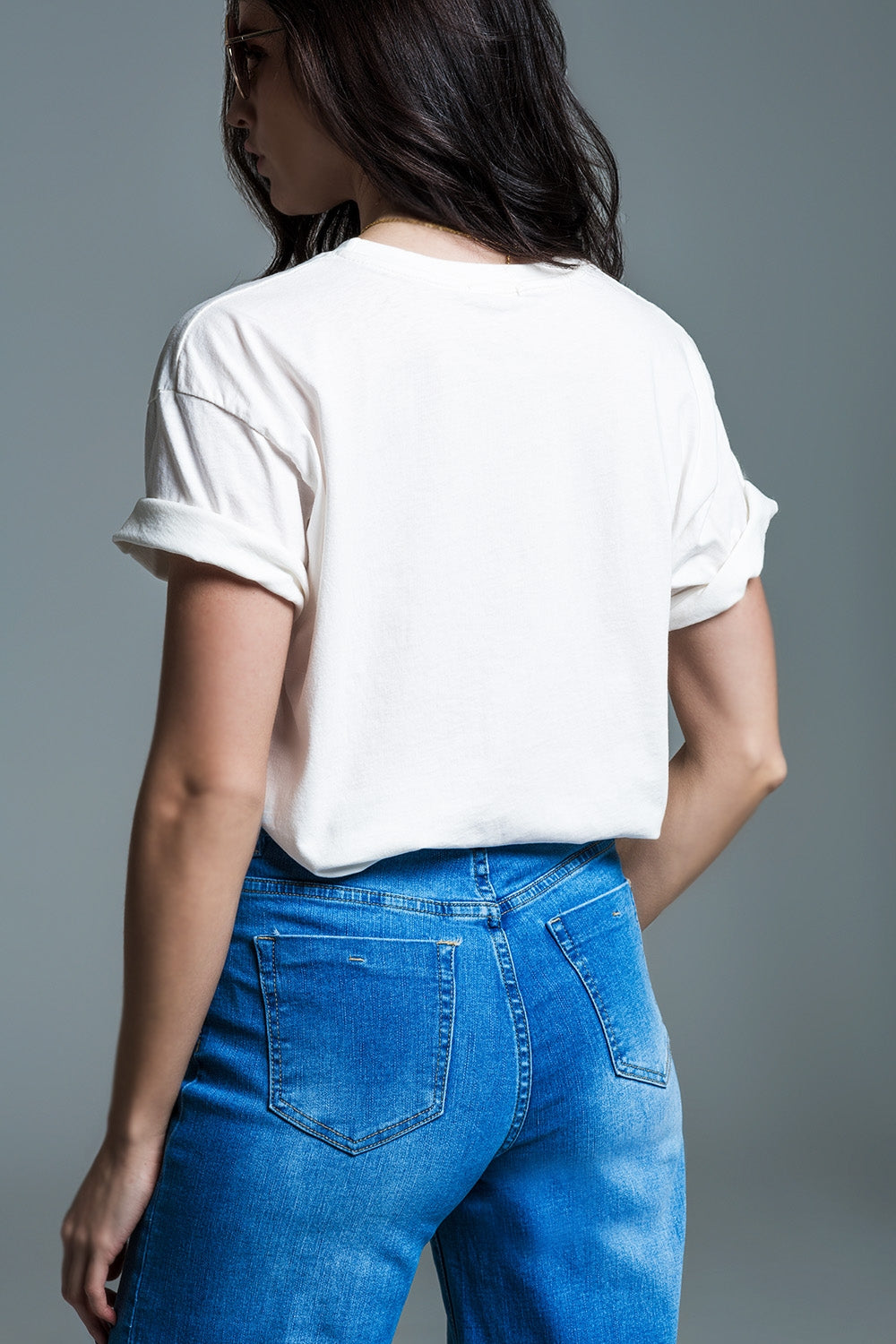 Camiseta de manga corta con diseño gráfico del signo de la paz en la parte delantera en color crema Q2