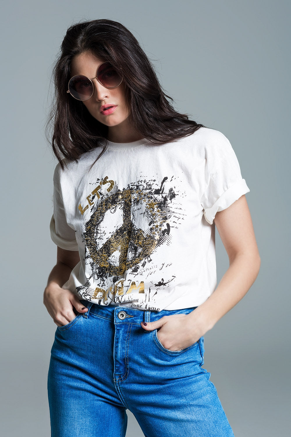 Q2 Camiseta de manga corta con diseño gráfico del signo de la paz en la parte delantera en color crema