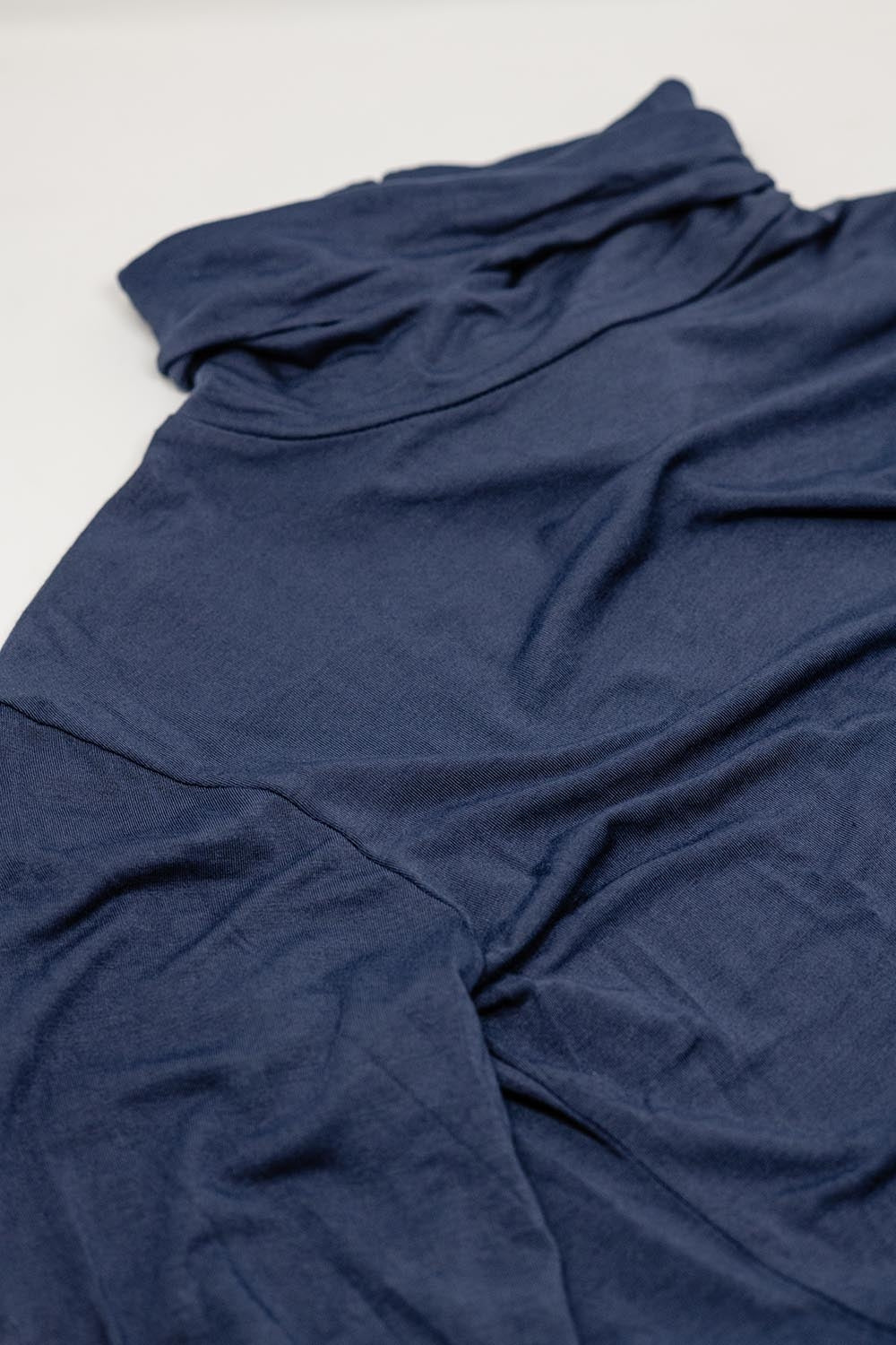 Camiseta de manga larga y cuello alto en azul marino de modal Q2