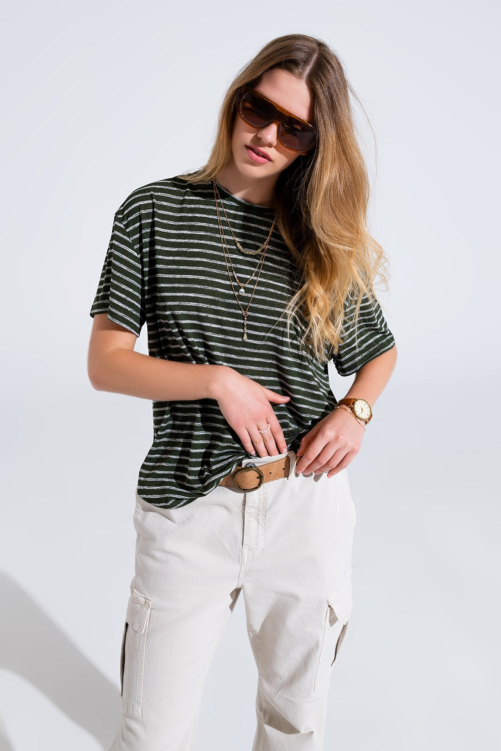 Q2 Camiseta de rayas Relaxed con cuello redondo en color caqui