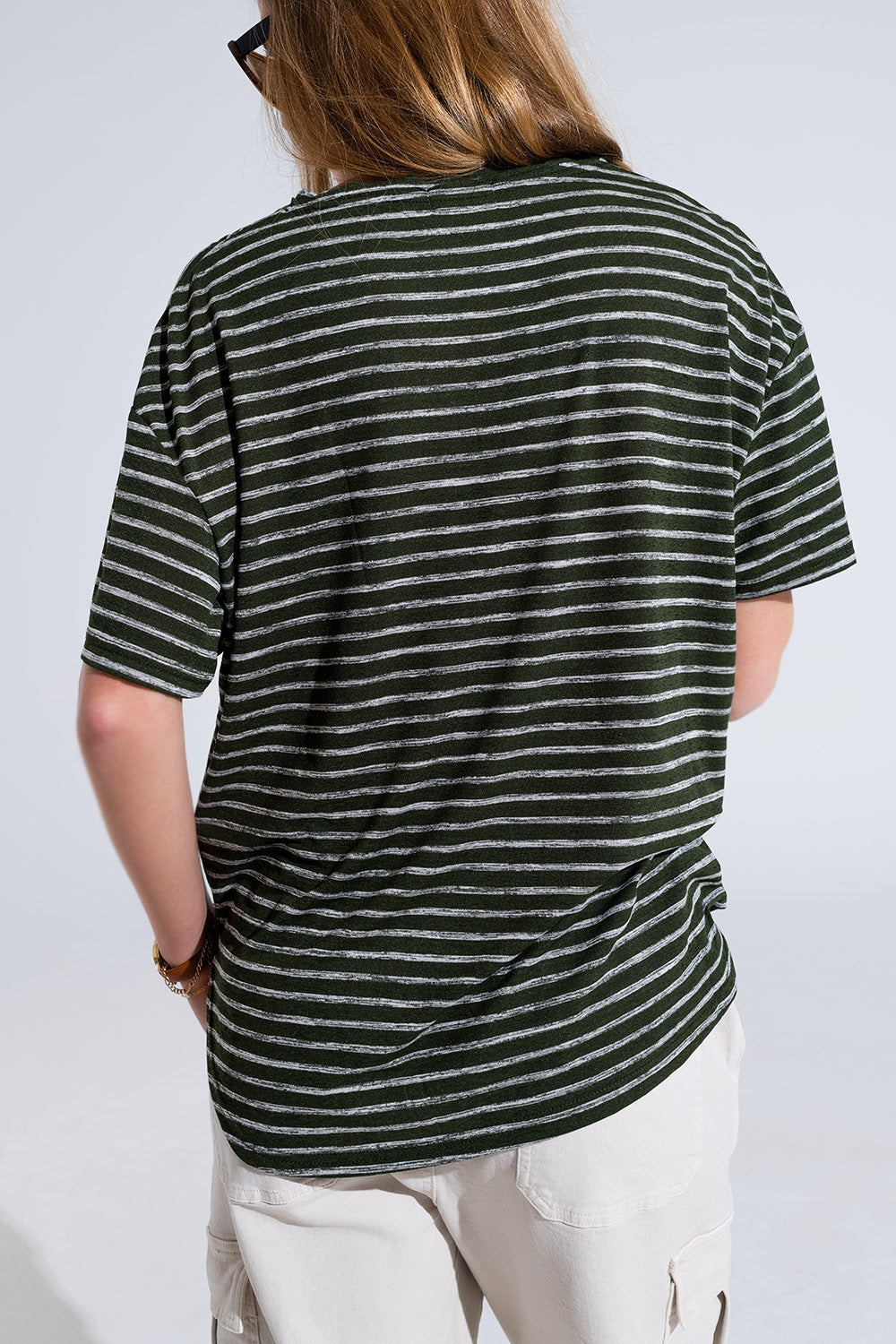Camiseta de rayas Relaxed con cuello redondo en color caqui Q2