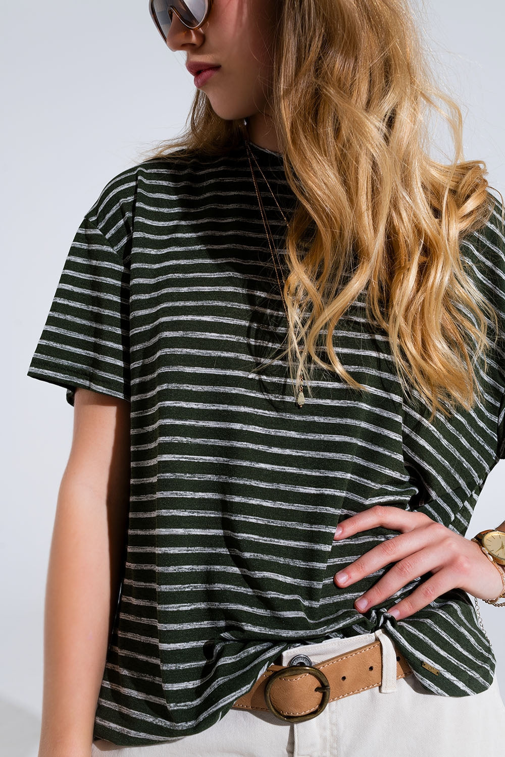 Camiseta de rayas Relaxed con cuello redondo en color caqui Q2