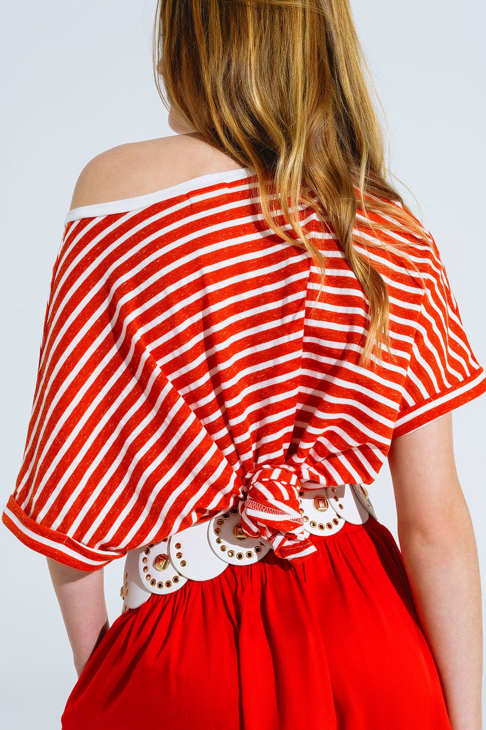 camiseta de rayas rojas con cuello barco y corazón bordado Q2
