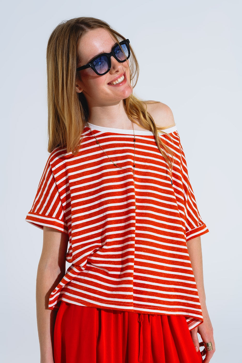 camiseta de rayas rojas con cuello barco y corazón bordado Q2