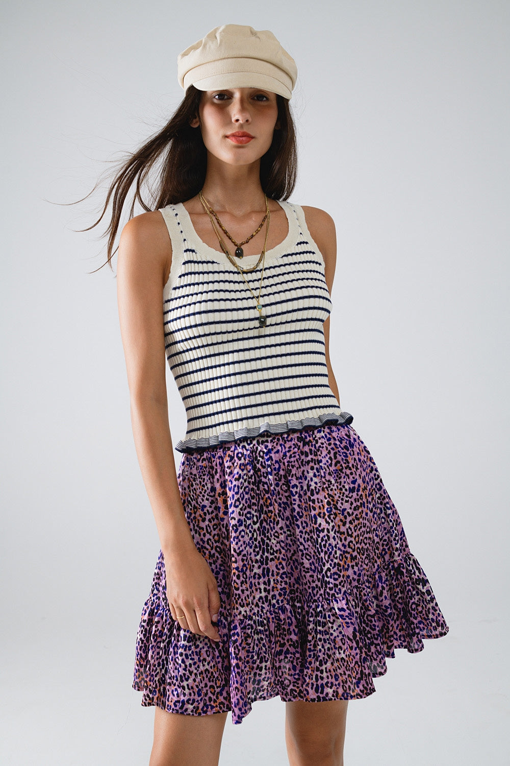 Q2 Camiseta de tirantes a rayas crema con volante