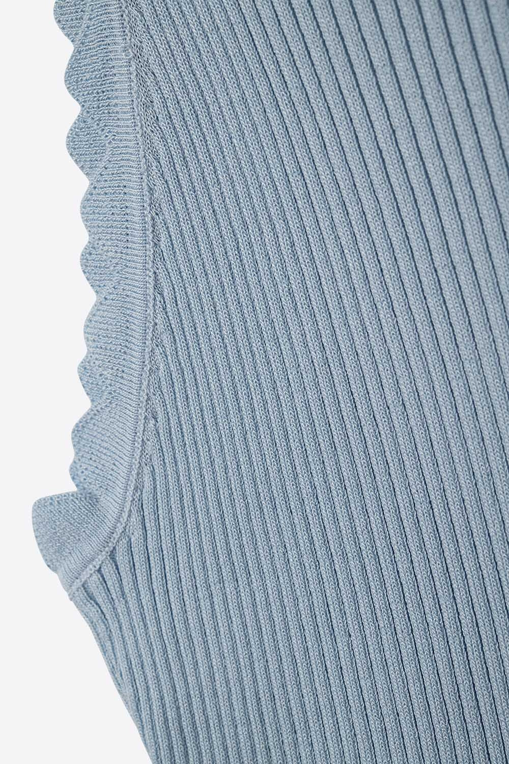 Camiseta de tirantes azul bebé con detalle de canalé en las axilas Q2