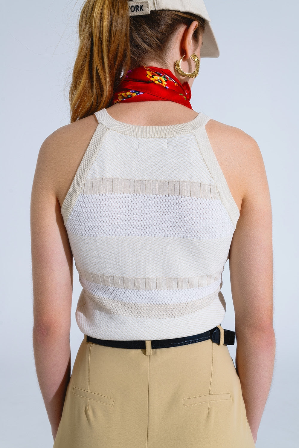 Camiseta de tirantes beige con diseño de rayas en diferentes tejidos Q2