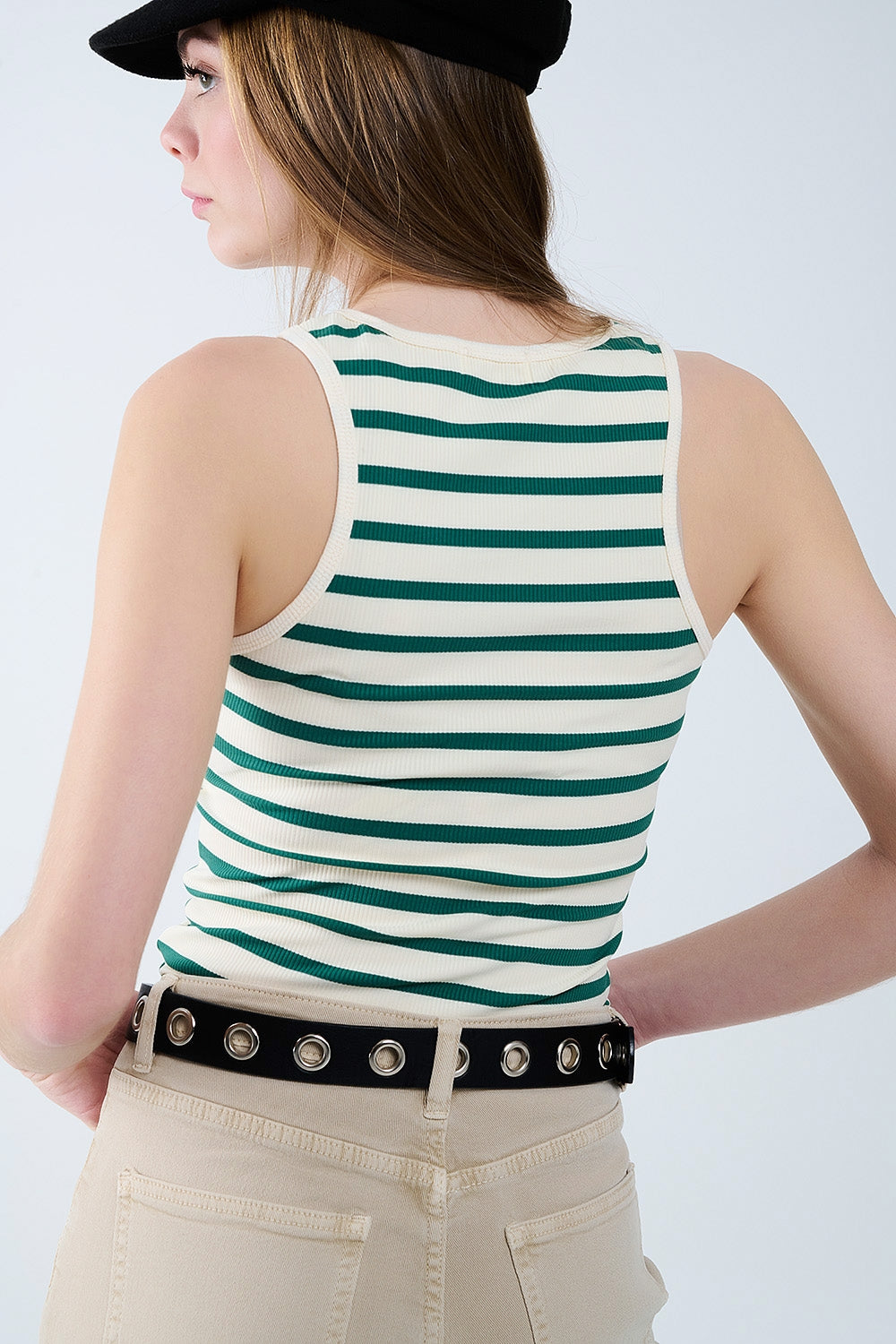 Camiseta de tirantes blanca a rayas con detalles verdes Q2