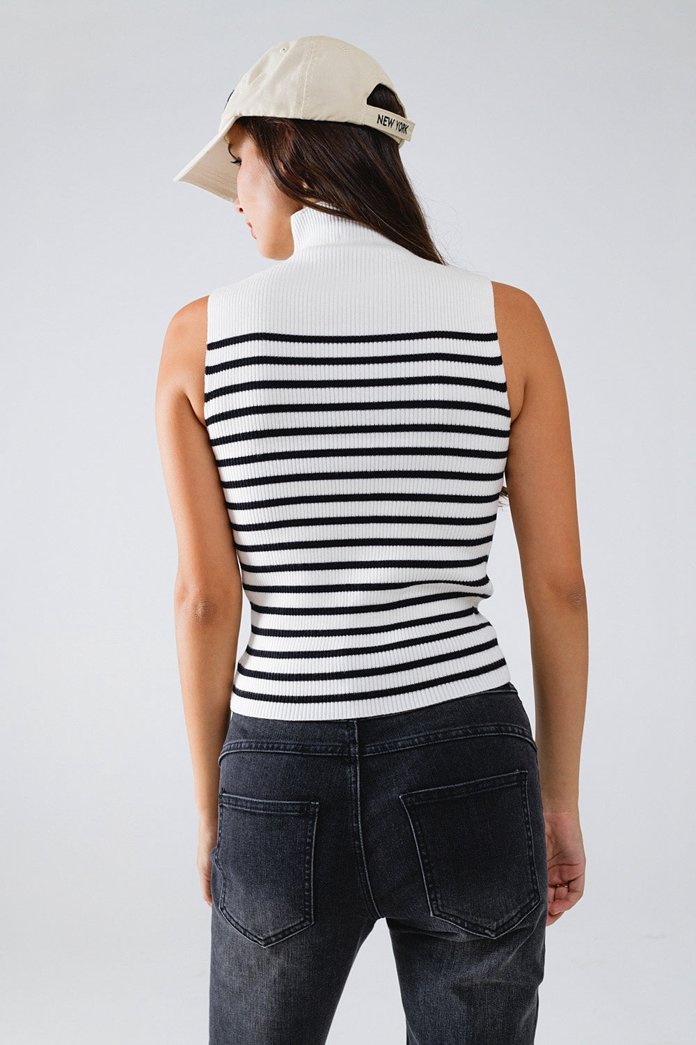 Camiseta De Tirantes Con Cuello De Tortuga A Rayas En Blanco Q2