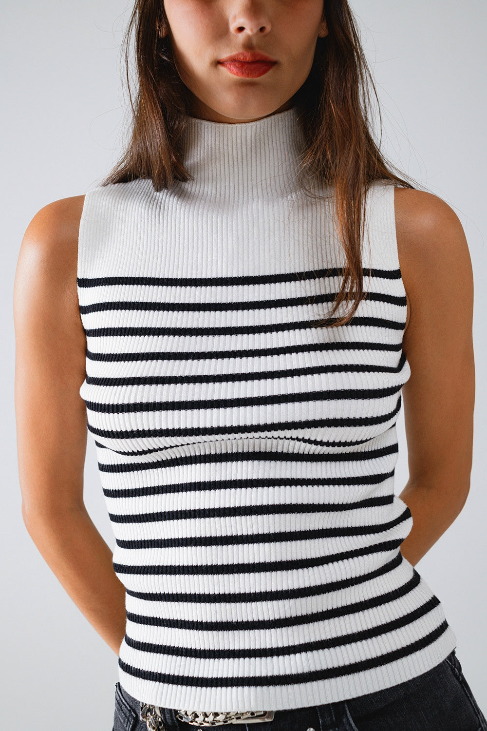 Camiseta De Tirantes Con Cuello De Tortuga A Rayas En Blanco Q2