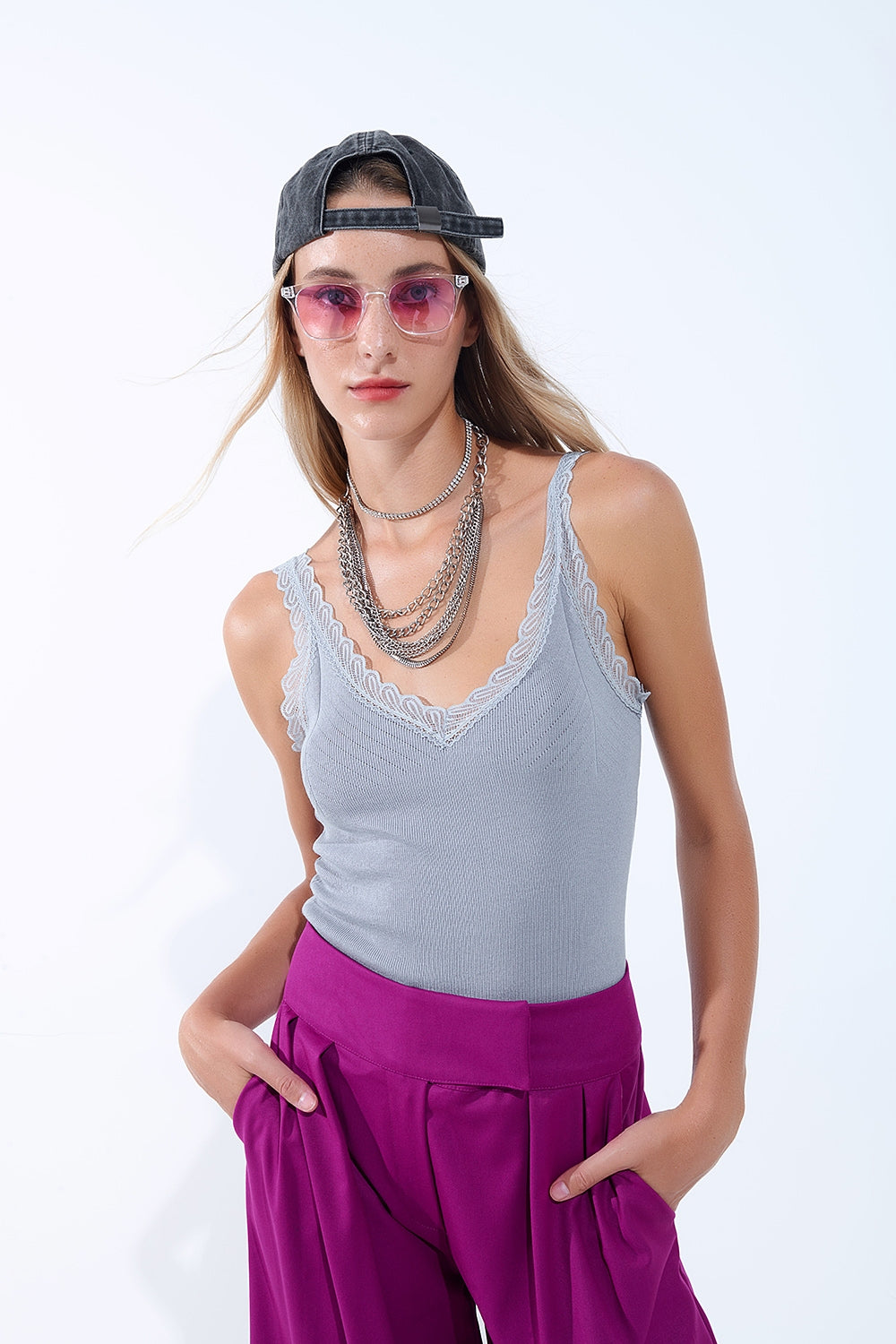 Camiseta de tirantes con cuello redondo y ribete de encaje en gris Q2