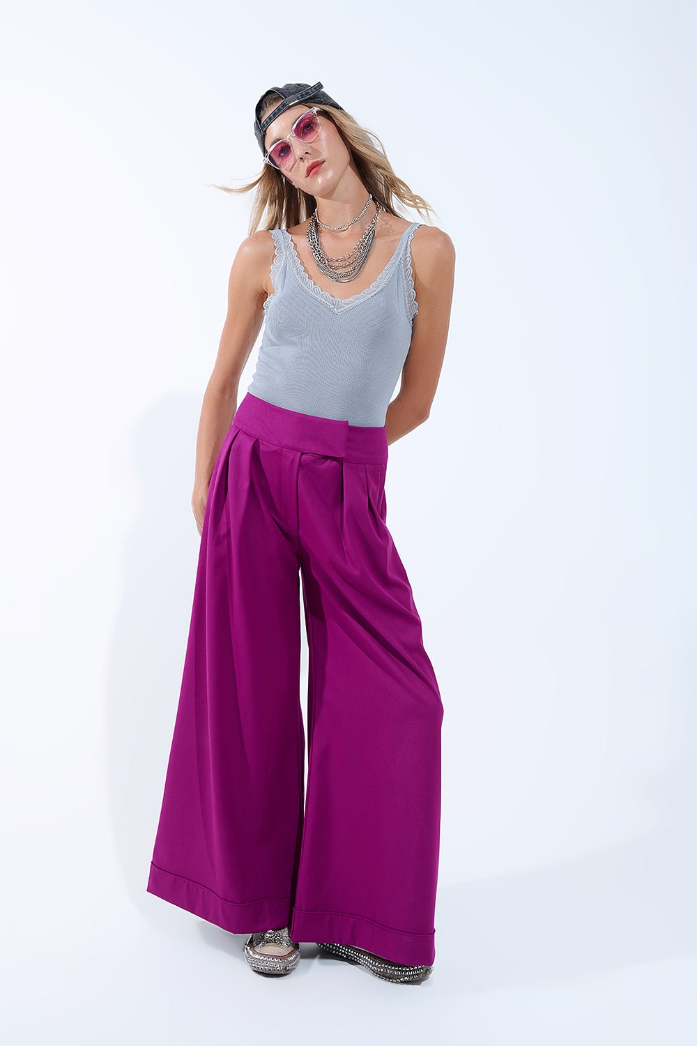 Camiseta de tirantes con cuello redondo y ribete de encaje en gris Q2