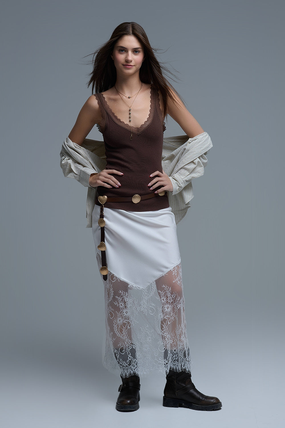 Camiseta de tirantes con cuello redondo y ribete de encaje en marrón chocolate Q2
