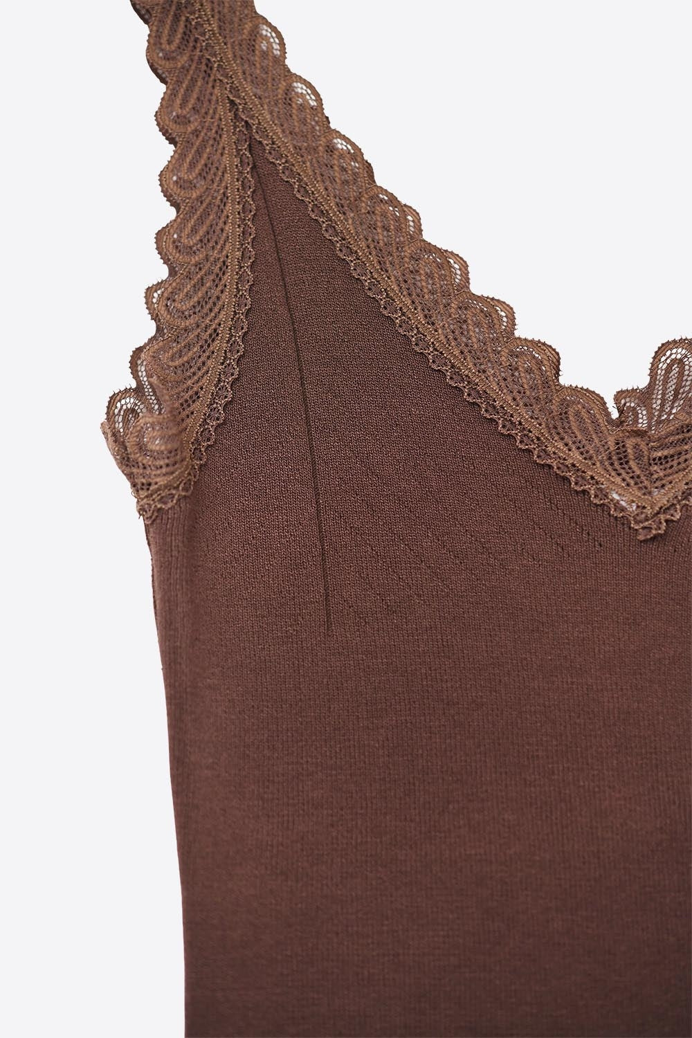 Camiseta de tirantes con cuello redondo y ribete de encaje en marrón chocolate Q2
