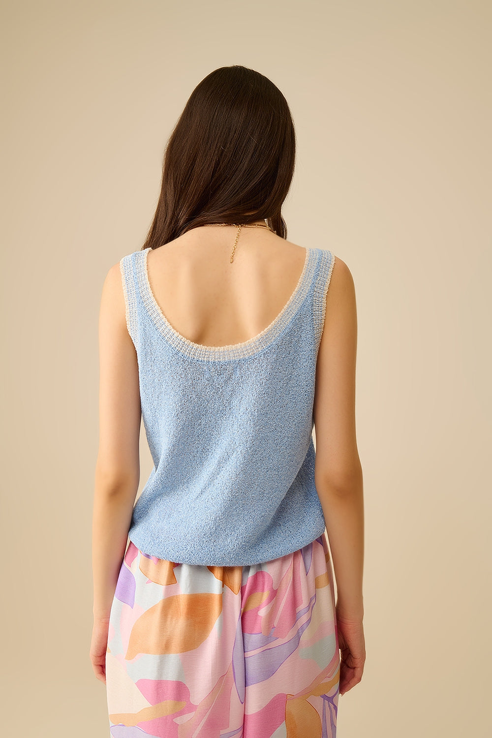 Camiseta de tirantes de punto azul claro con ribete blanco Q2