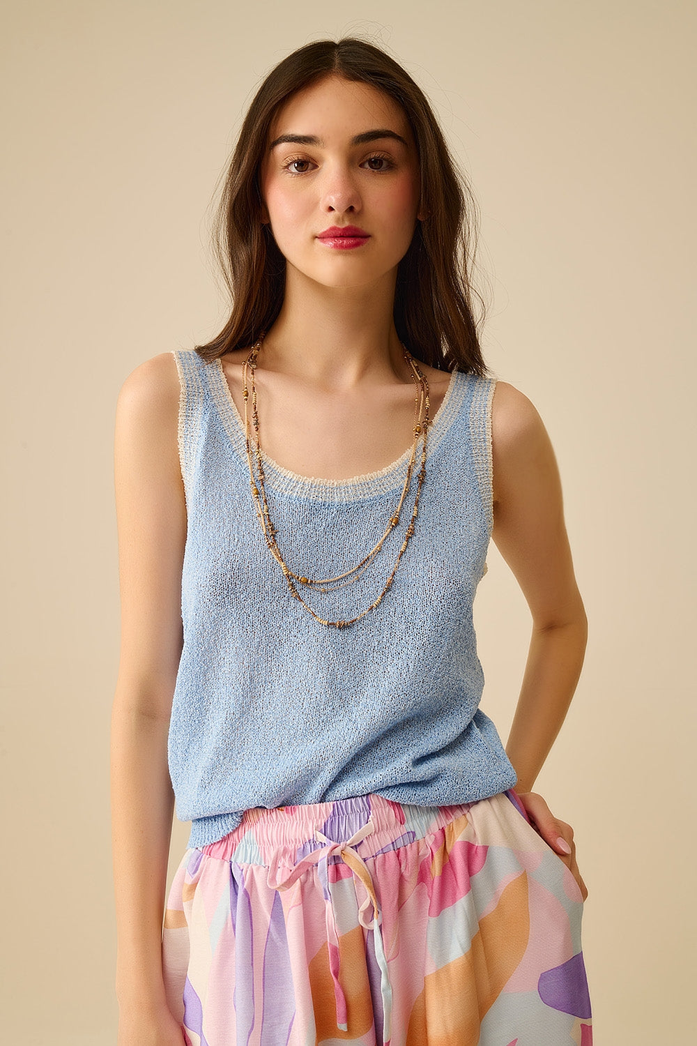 Q2 Camiseta de tirantes de punto azul claro con ribete blanco