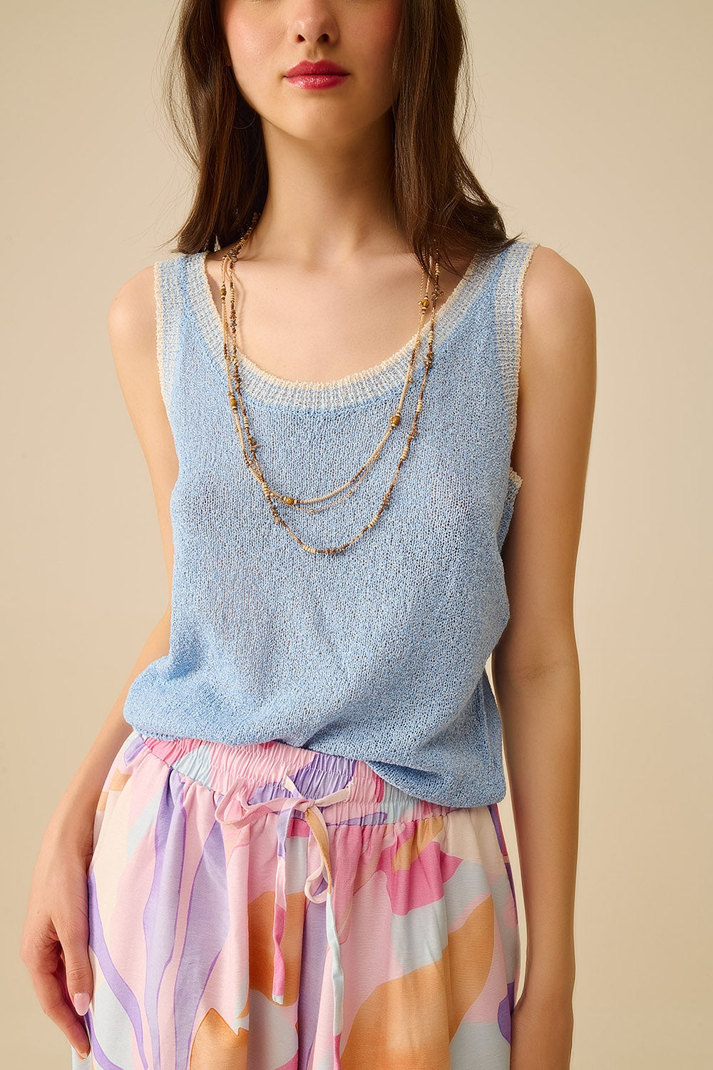 Camiseta de tirantes de punto azul claro con ribete blanco Q2