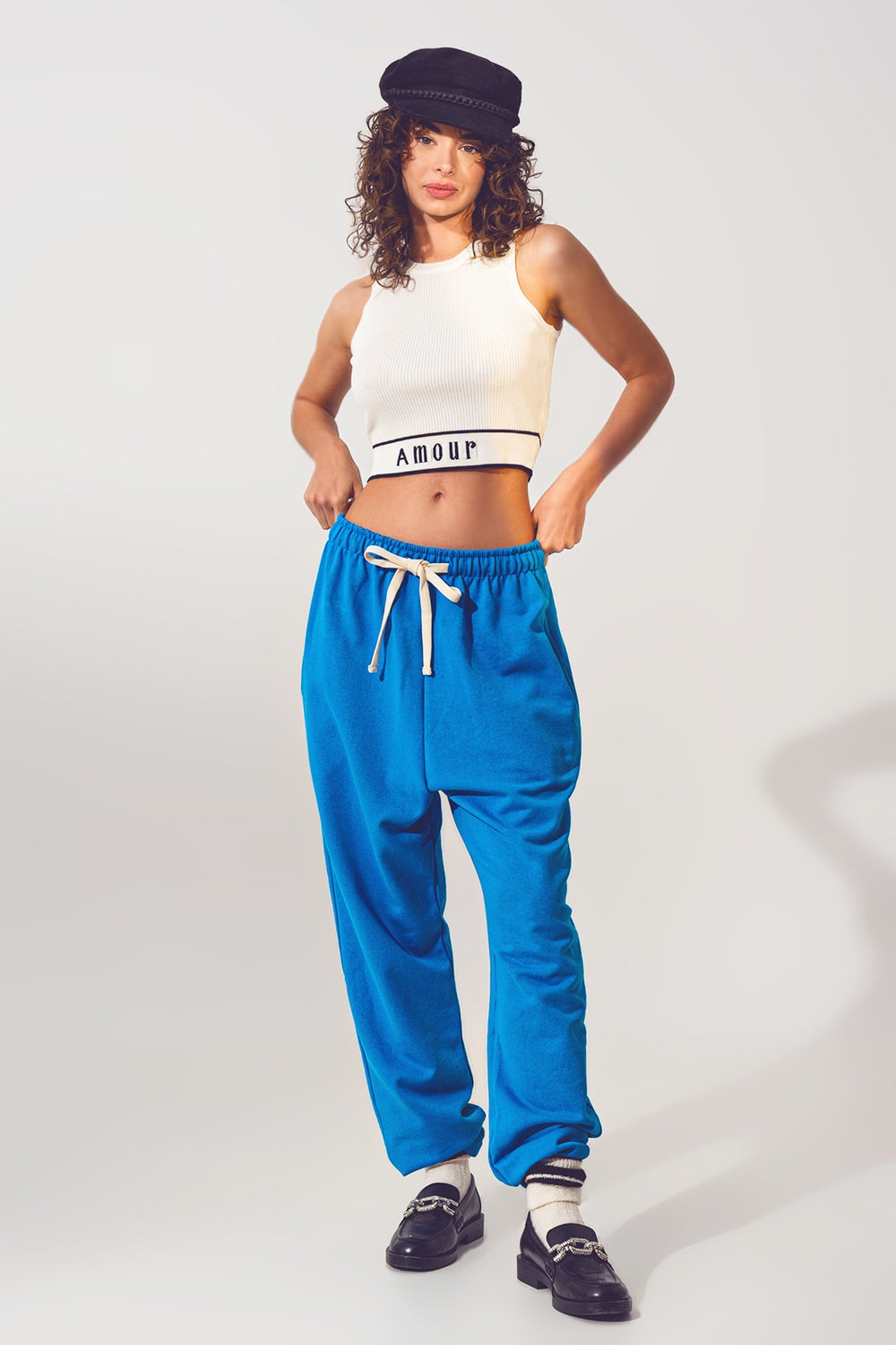 Camiseta de tirantes de punto con texto Amour en blanco Q2