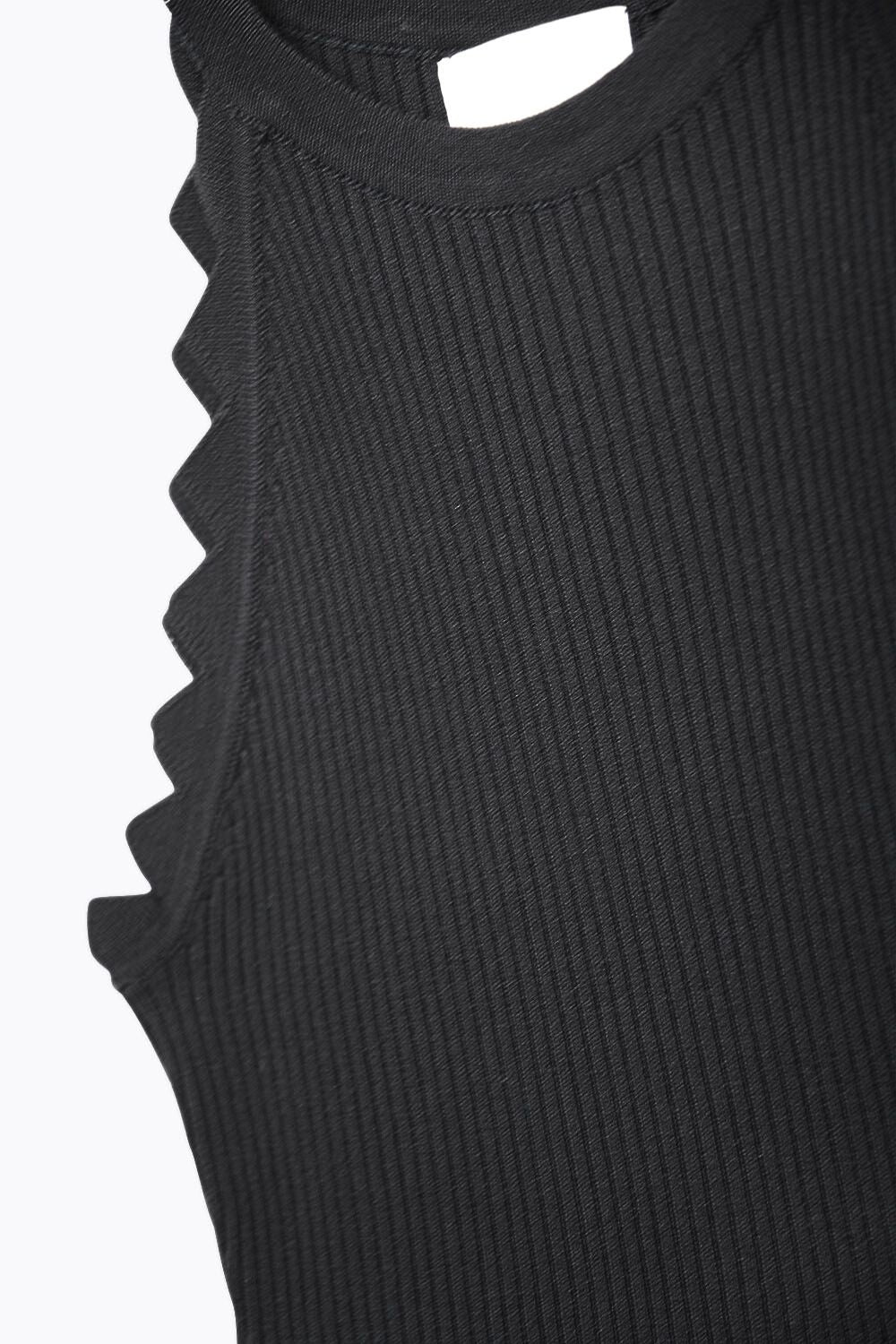 Camiseta de tirantes negra con detalle de canalé en las axilas Q2