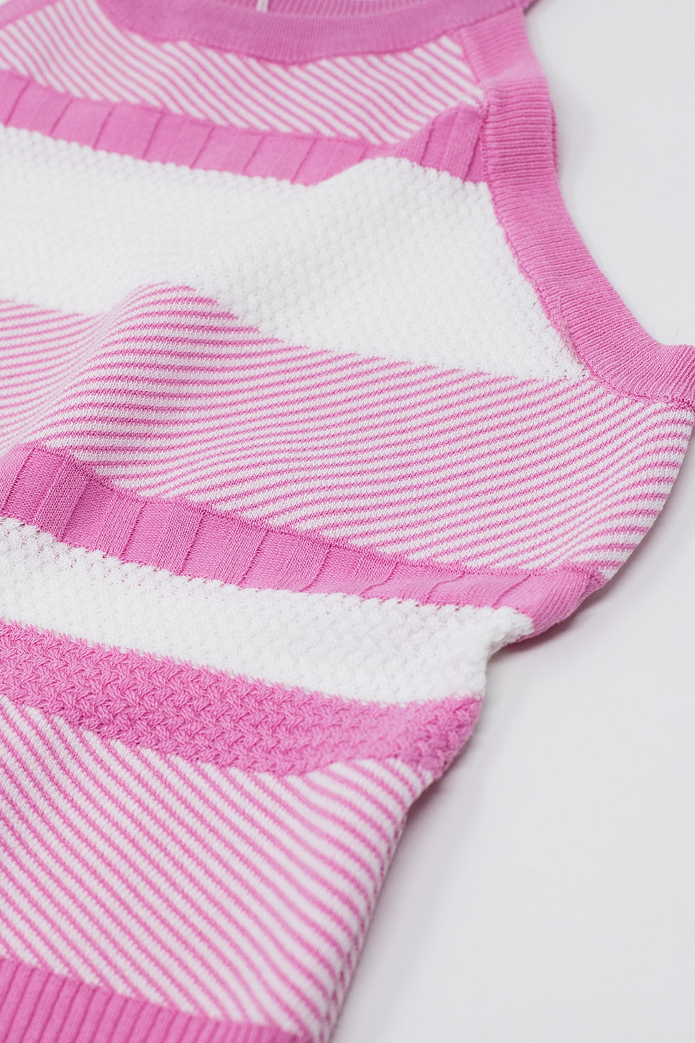 Camiseta de tirantes rosa con diseño de rayas en diferentes tejidos Q2
