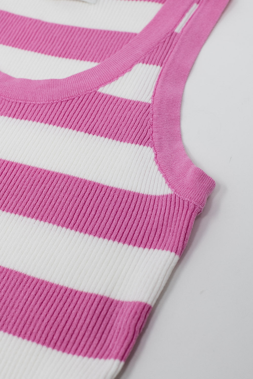 Camiseta de tirantes rosa con rayas anchas en blanco Q2