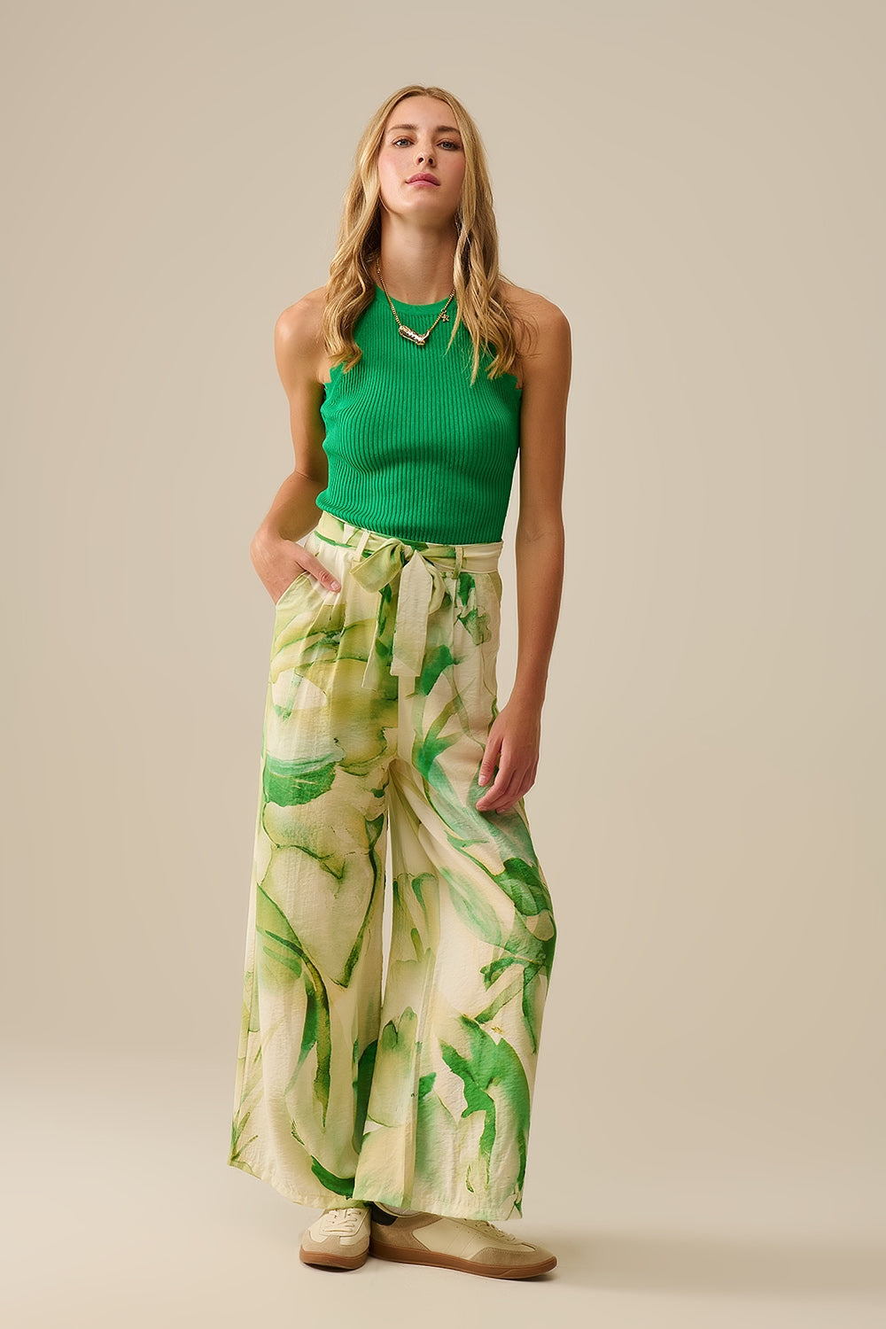Camiseta de tirantes verde con detalle de canalé en las axilas Q2