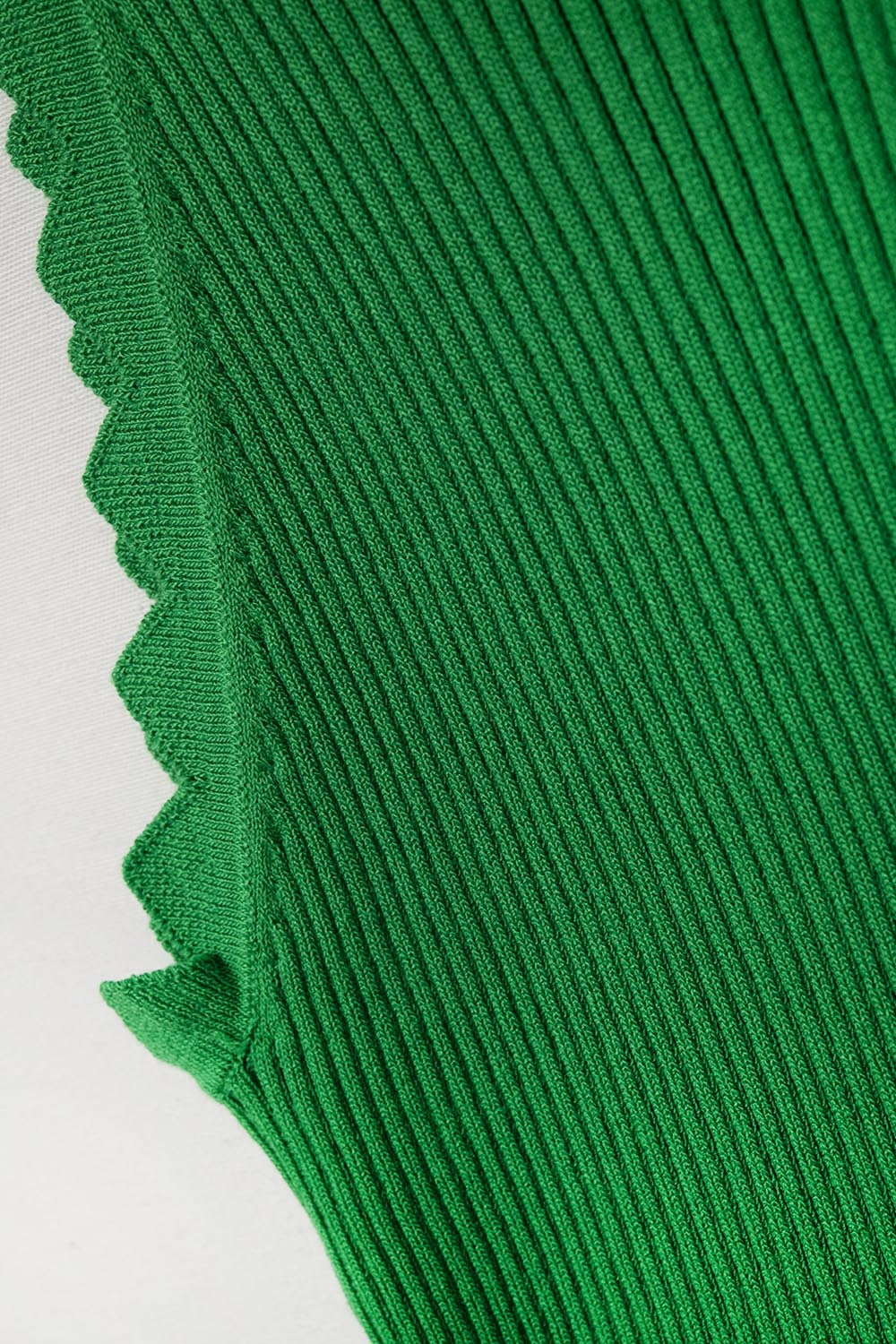 Camiseta de tirantes verde con detalle de canalé en las axilas Q2