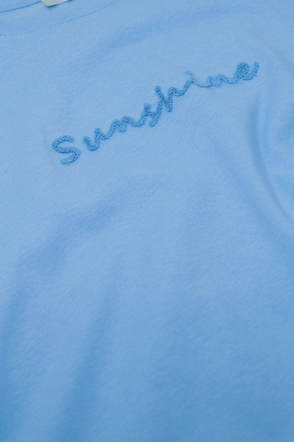 Camiseta extragrande Sunshine con texto texturizado en la parte delantera en azul Q2