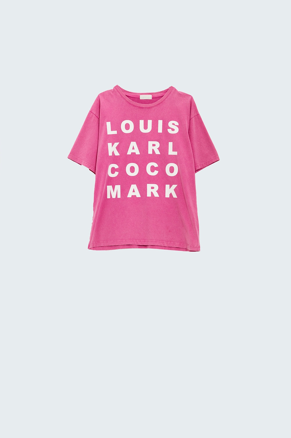 Camiseta fucsia con logotipos de nombres famosos en la parte delantera Q2
