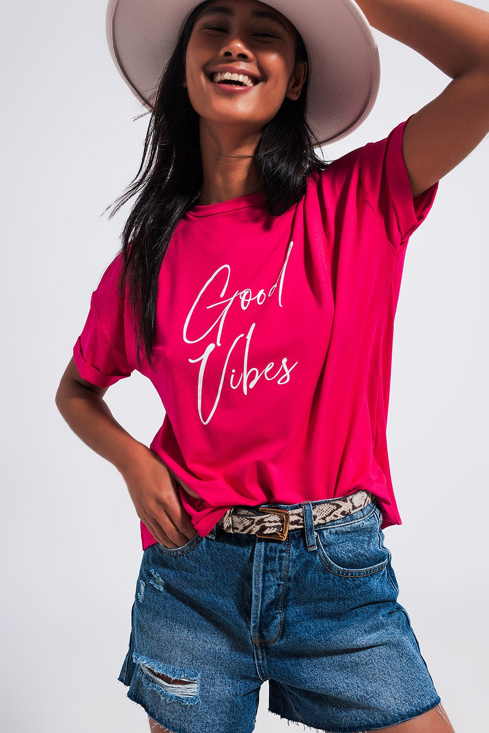 Q2 Camiseta fucsia con texto Good Vibes