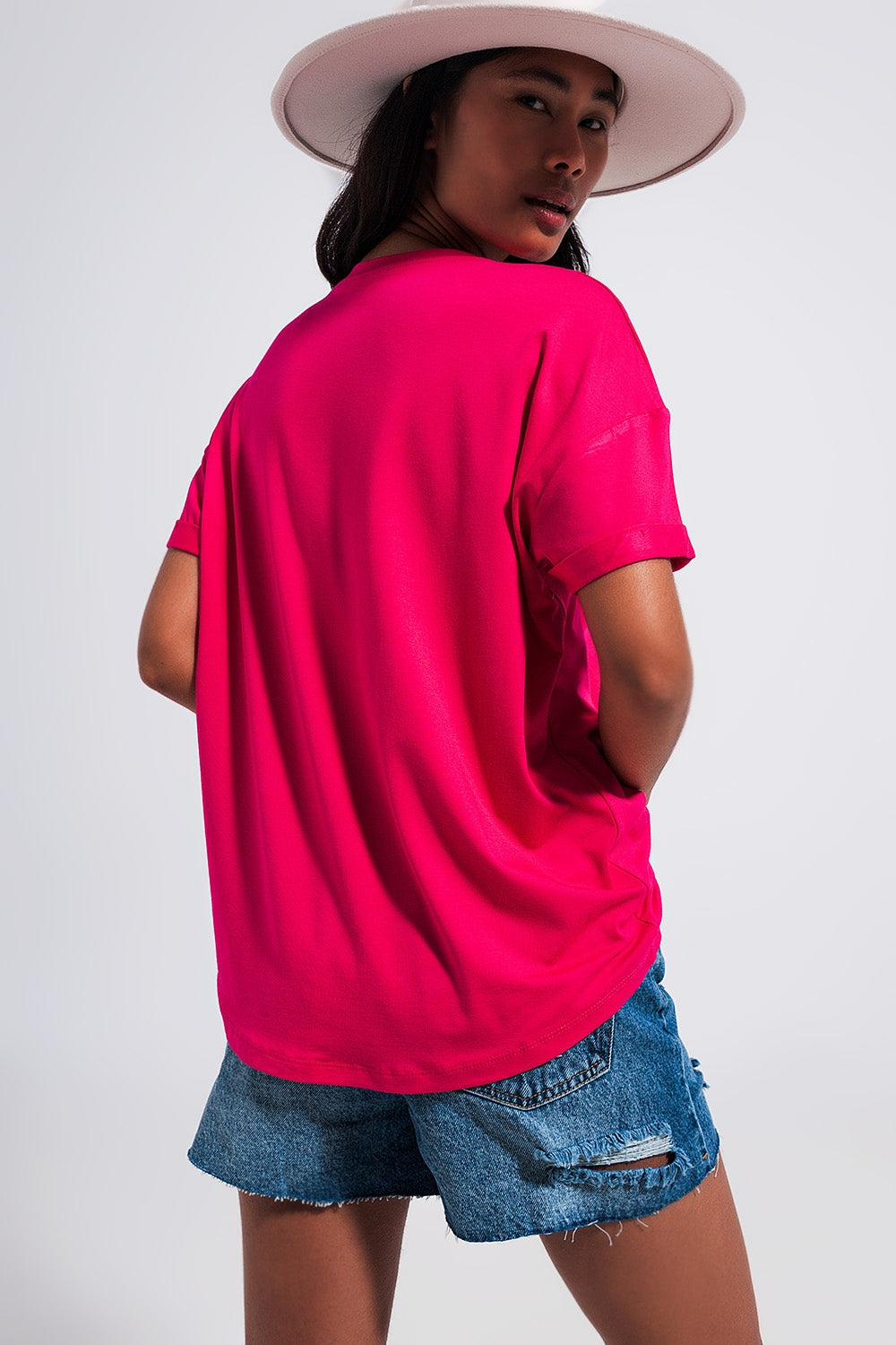 Camiseta fucsia con texto Good Vibes Q2