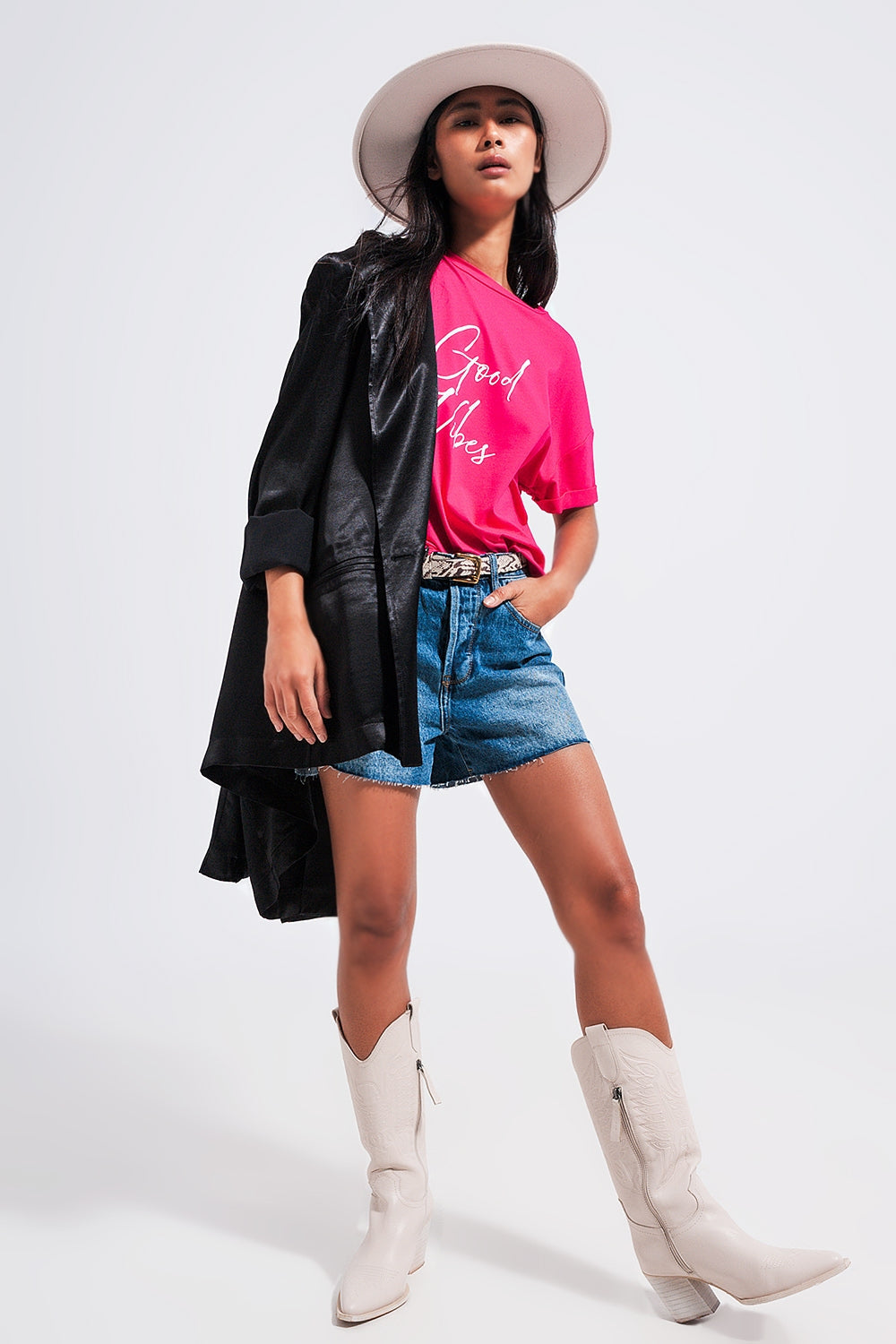 Camiseta fucsia con texto Good Vibes Q2