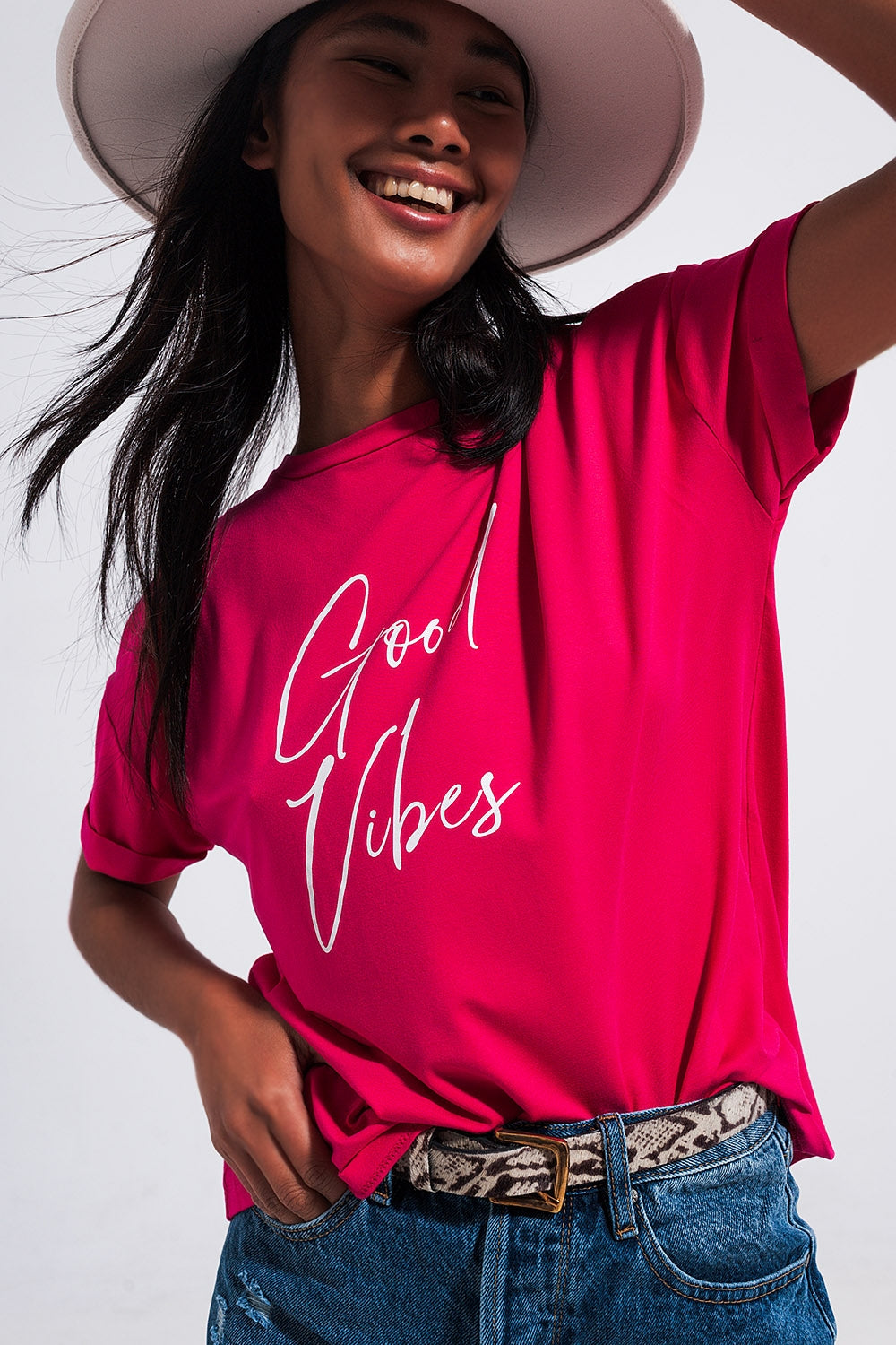 Camiseta fucsia con texto Good Vibes Q2