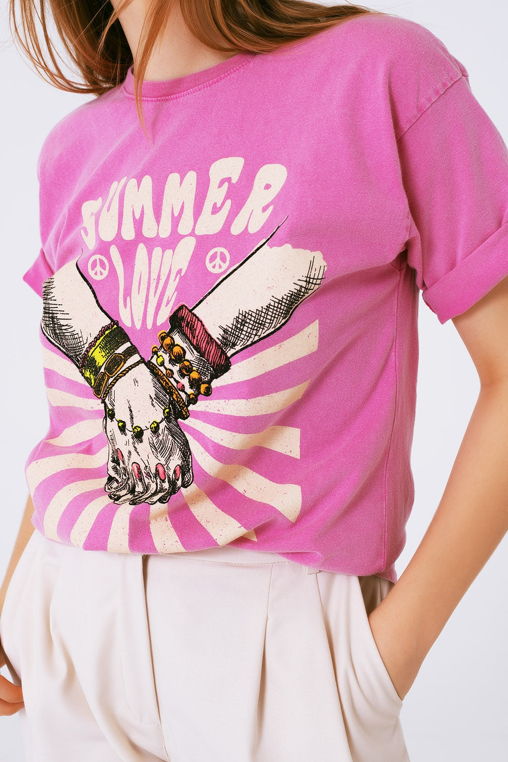 Camiseta gráfica con el texto Summer Love en rosa Q2